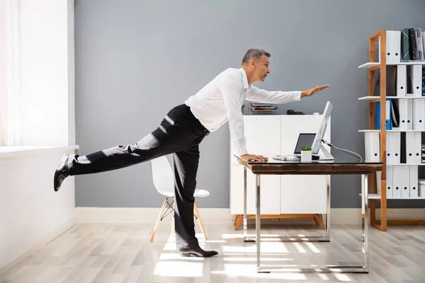 Gelukkige Zakenman Doet Stretching Oefening Office — Stockfoto