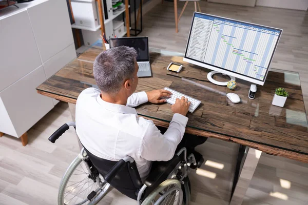 Empresario Discapacitado Sentado Silla Ruedas Usando Computadora Oficina — Foto de Stock