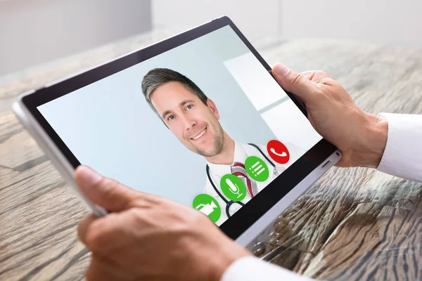 Üzletember Video Értekezlet Val Orvos Digitális Tabletta — Stock Fotó