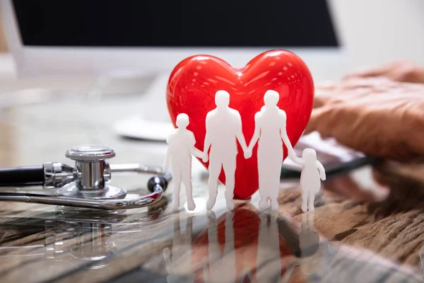 Coração Vermelho Com Família Frente Médico Que Trabalha Computador — Fotografia de Stock