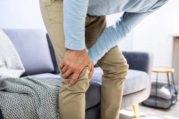 Mann Leidet Unter Knieschmerzen Beim Aufstehen — Stockfoto