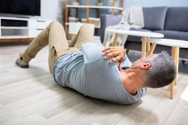 Man Viel Vloer Met Pijn Liggend Vloer Ongeval — Stockfoto