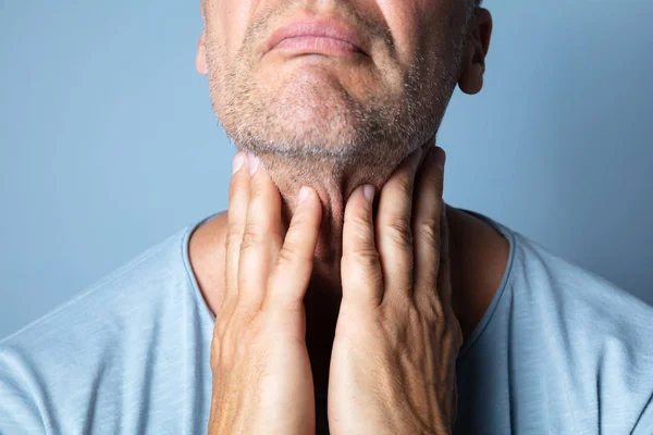 Primo Piano Della Mano Uomo Che Tocca Gola Dolorante — Foto Stock