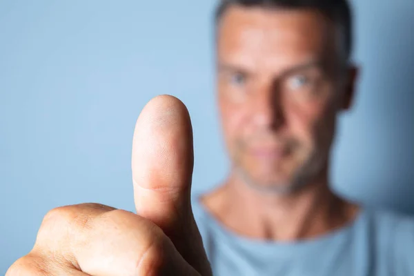 Man Doing Focusing Eye Exercise Improve Vision — Stock Photo, Image