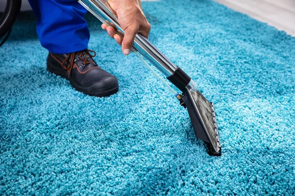 Close Van Een Persoon Schoonmaken Tapijt Met Stofzuiger — Stockfoto