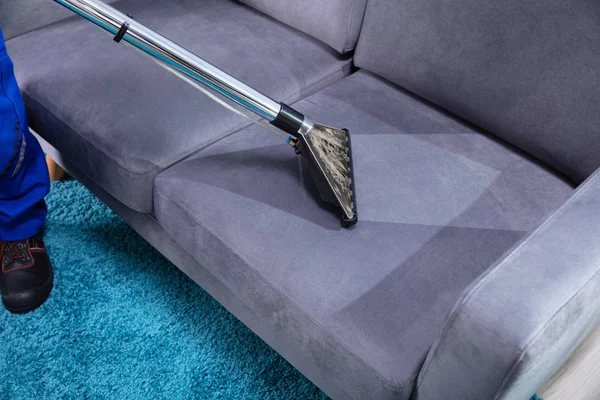 Foto Orang Membersihkan Sofa Dengan Vacuum Cleaner — Stok Foto