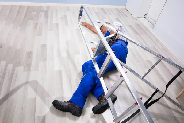 Klusjesman Gevallen Van Ladder Liggend Vloer — Stockfoto