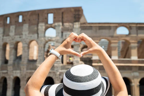 Mujer Haciendo Forma Corazón Delante Del Coliseo Italia —  Fotos de Stock