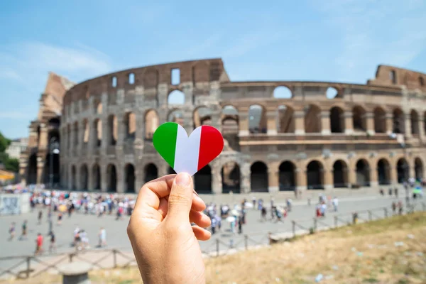 Žena Držící Srdce Tvaru Italské Vlajky Před Koloseum Itálie — Stock fotografie