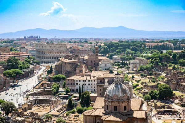 ローマのフォーラムとコロッセオの高角ビュー — ストック写真