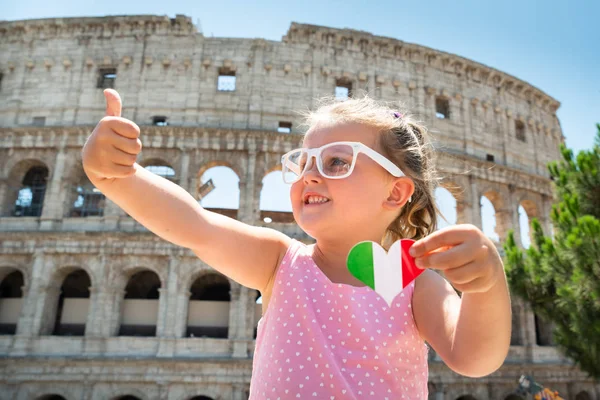 Chica Con Gafas Sol Bandera Italiana Sosteniendo Corazón Mostrando Pulgar —  Fotos de Stock