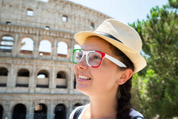 意大利罗马斗兽场前戴着意大利国旗太阳镜的女游客 — 图库照片