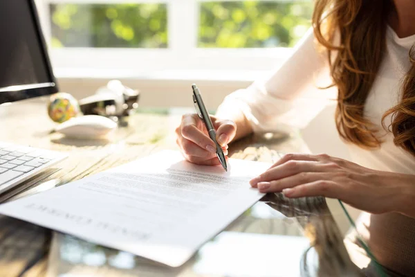 Närbild Affärskvinna Hand Undertecknande Kontrakt Med Penna Över Skrivbord Office — Stockfoto