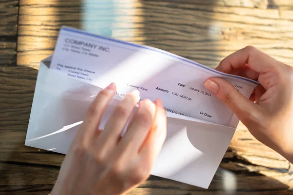 Närbild Affärsmäns Handöppning Kuvert Med Paycheck Över Träbord — Stockfoto