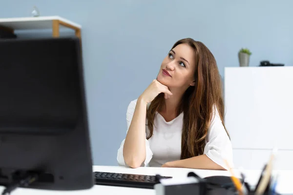 Sonriente Joven Empresaria Soñando Despierto Sentado Escritorio Oficina —  Fotos de Stock