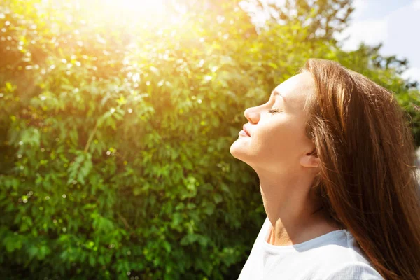 Vista Lateral Hermosa Mujer Joven Cerrando Los Ojos Respirando Aire — Foto de Stock