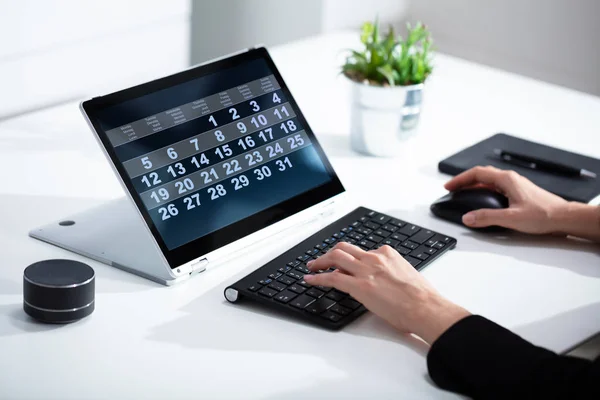 ラップトップ コンピュータで毎日の議題でカレンダーを見ているビジネスパーソンのクローズアップ — ストック写真