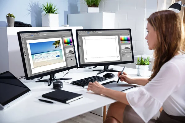 Female Editor Working Photos Computer — Stock Photo, Image