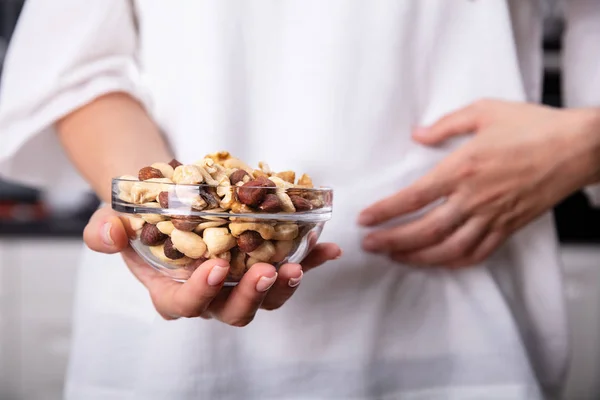 Cuenco Frutos Secos Mesa Delante Mujer Que Sufre Dolor Estómago — Foto de Stock