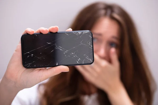 Mulher Mão Segurando Smartphone Com Tela Rachada — Fotografia de Stock