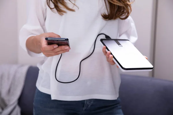 Sección Media Mujer Que Utiliza Disco Duro Externo Para Transferencia — Foto de Stock