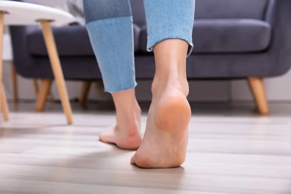 Close Van Een Voet Lopen Verwarmde Hardhouten Vloer — Stockfoto