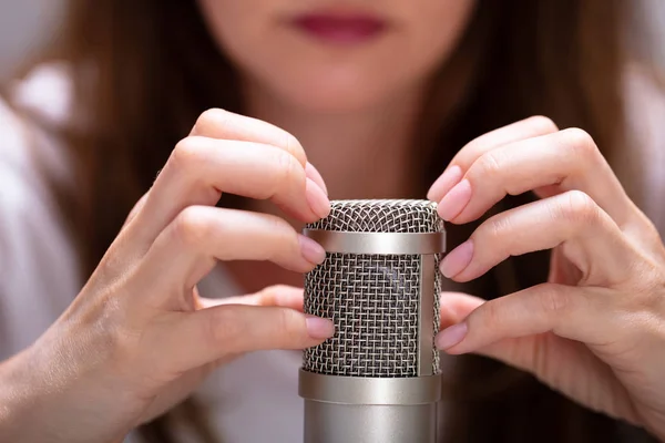 Vrouw Krassen Microfoon Met Nagels Maken Asmr Geluiden — Stockfoto