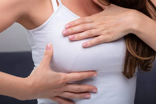 Närbild Kvinnas Hand Bröst Visar Cancer Symptom — Stockfoto