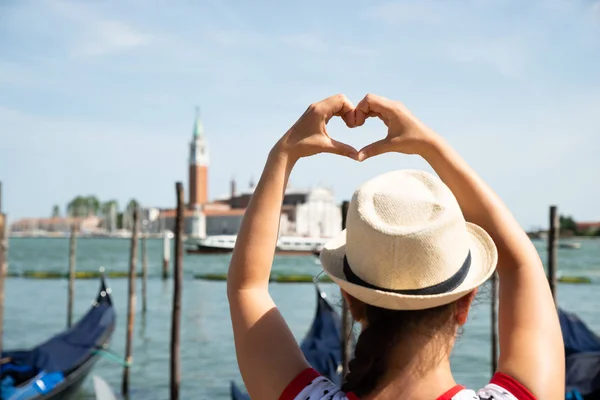 Rear View Woman Making Heart Shape Hands Beautiful View Venice — Stock Photo, Image