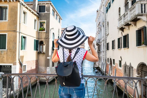 Kobieta Patrząc Domy Canal Wenecja — Zdjęcie stockowe