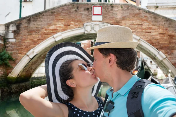 Close Casal Turistas Beijando Rua Veneza Tomando Selfie — Fotografia de Stock