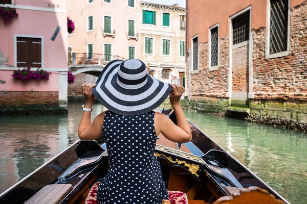 Kobieta Tourist Riding Gondola Wenecja Włochy — Zdjęcie stockowe