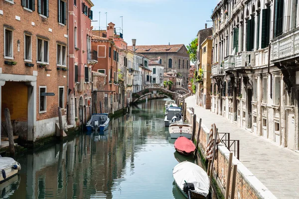 Pequeño Puente Que Conecta Las Casas Antiguas Largo Del Canal — Foto de Stock