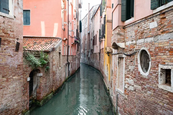 Ιστορικά Κτίρια Κοντά Στενό Κανάλι Στη Βενετία Ιταλία — Φωτογραφία Αρχείου