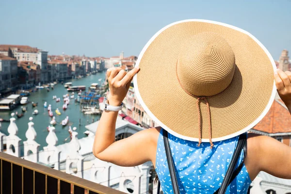 Kobieta Turysta Słomkowym Kapeluszu Patrząc Venice City Włochy — Zdjęcie stockowe