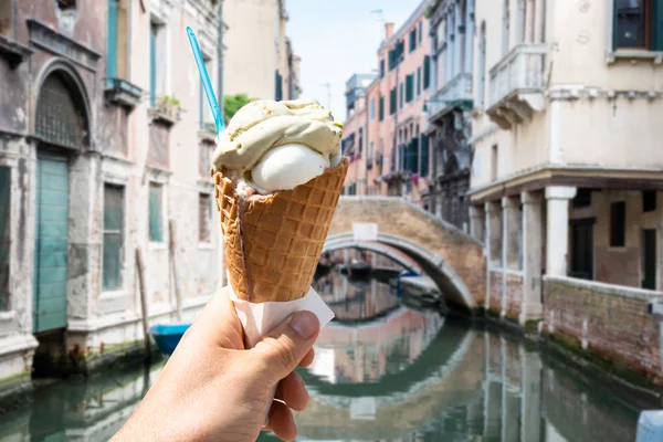 Zbliżenie Ręki Trzymając Ice Cream Cone Venice Street — Zdjęcie stockowe