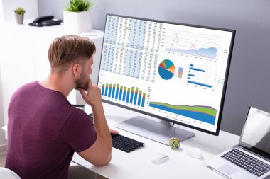 İşyerinde ofiste dizüstü bilgisayarda grafik analiz işadamı Close-up
