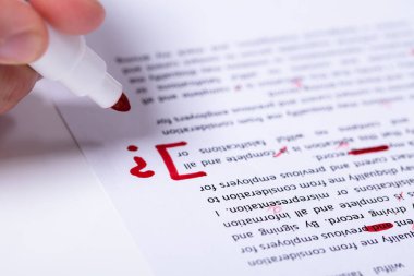 Soru İşareti İşareti ile Yazım Metni Sırasında İnsan El Tutma Kırmızı Marker