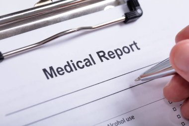 Beyaz Arka Plan Üzerinde Pano Üzerinde Tıbbi Raporu ile İnsan El Holding Kalem Havai Görünümü