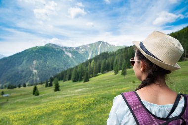 Panoramik Dağ Manzarasının Keyfini Sırt Çantasıyla Kadın