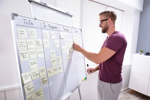 Leende Affärsman Fastnar Klistermärke White Board Office — Stockfoto