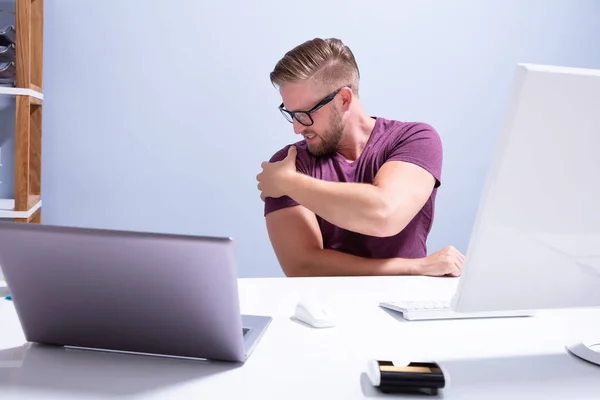 Vista Lateral Joven Sentado Una Silla Que Sufre Dolor Hombro — Foto de Stock