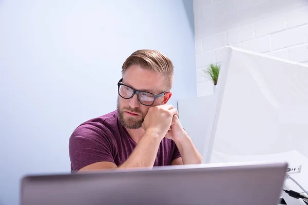 Jeune Homme Malheureux Assis Devant Moniteur Ordinateur Bureau — Photo