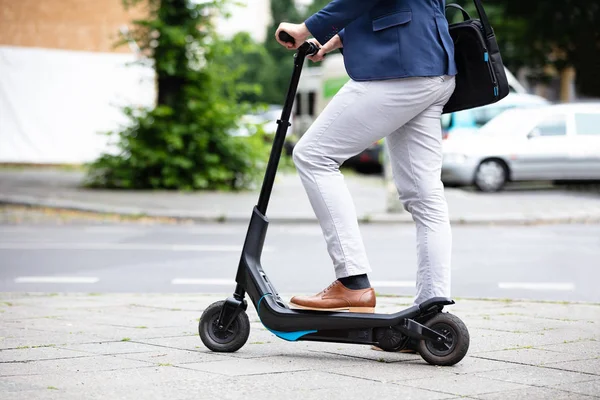 Låg Sektion Affärsman Stående Elektrisk Skoter Gatan — Stockfoto