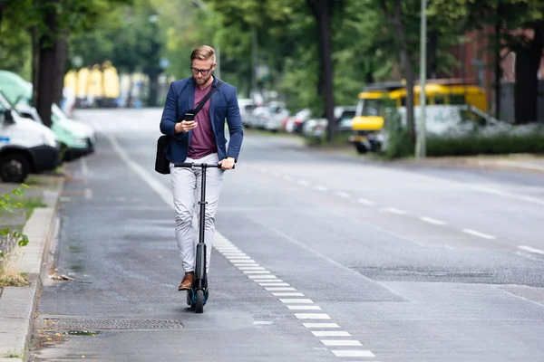 Jovem Empresário Usando Celular Equitação Scooter Elétrico Estrada — Fotografia de Stock
