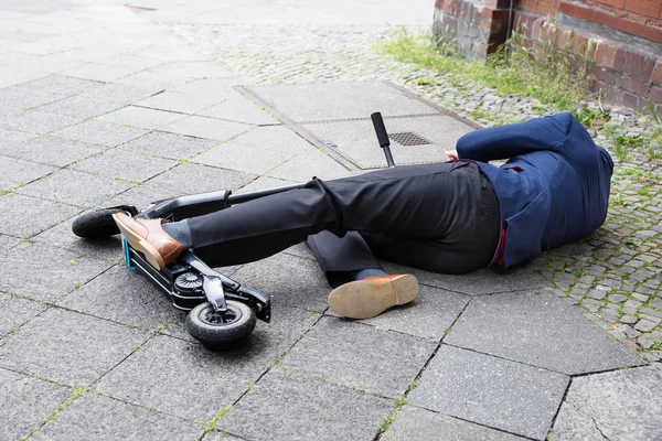 Homem Inconsciente Deitado Rua Concreto Após Acidente Com Scooter Elétrico — Fotografia de Stock