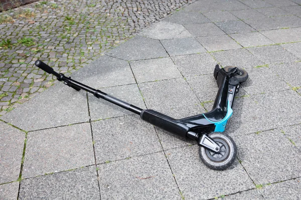 Kaza sonrası Beton Sokakta Yatan Elektrikli Scooter'ın Havai Görünümü