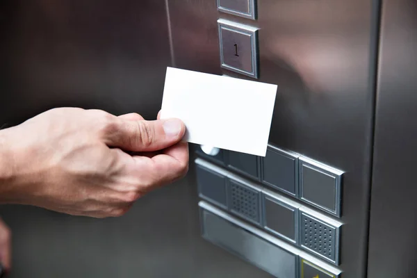 Nahaufnahme Einer Person Mit Schlüsselkarte Der Nähe Des Fahrstuhlknopfs — Stockfoto