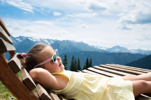 Petite Fille Relaxant Dans Une Chaise Longue Dans Les Montagnes — Photo