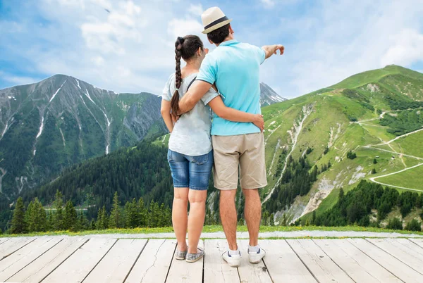 Jeune Couple Bénéficiant Une Vue Panoramique Sur Montagne Autriche — Photo